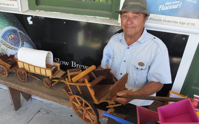 George Otto staan trots by sy kunstige handewerk 